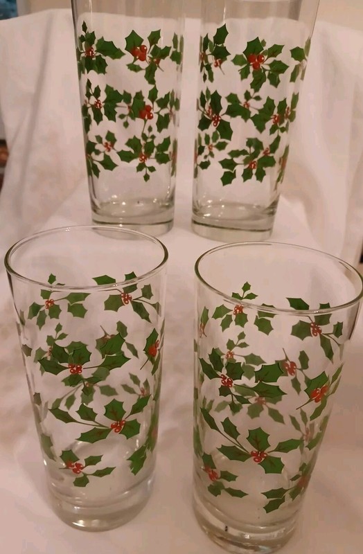 Set Of 4 Holly Berry Vintage Glasses 16 Ounces Christmas!  Pretty! Heavy Bottom