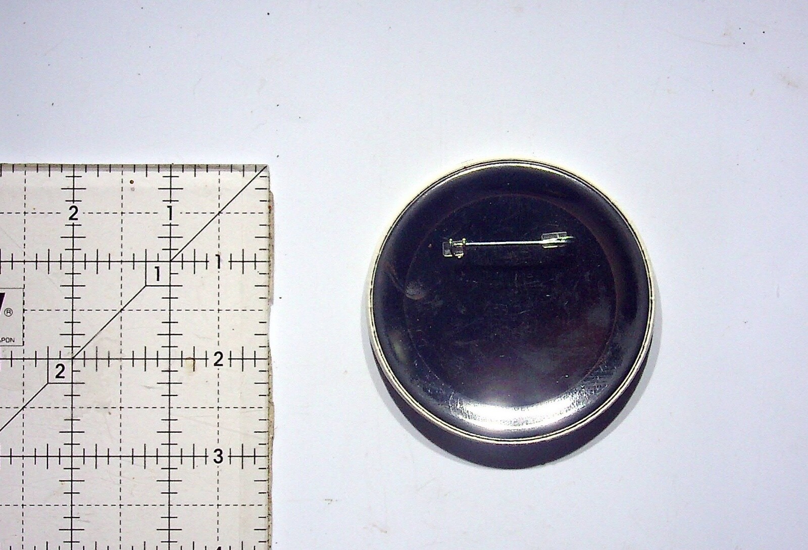 I DESERVE THE BEST PINBACK BUTTON VINTAGE DEST ADVERTISING METAL PRE-OWNED