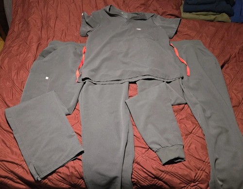 FIGS Catarina w/Kade & Zamora Scrubs Set - L - Charcoal