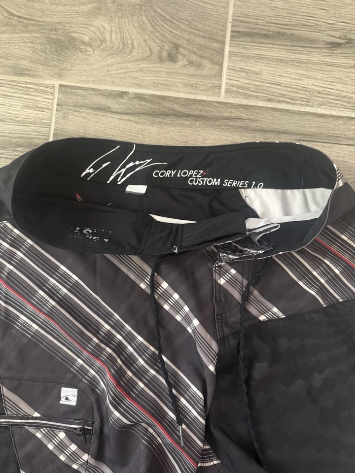 O'Neill Vintage Y2K Board Shorts Embroidered Logo, Red/Black, size M 30-32 - Image 3 of 4