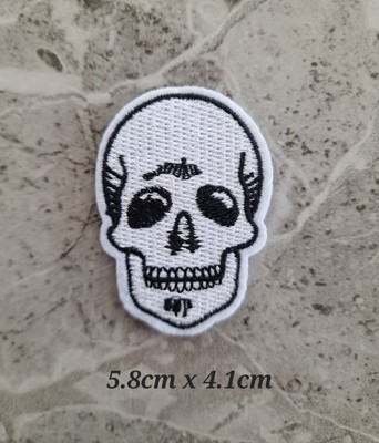 weißer Totenkopf bestickt Aufnäher oder Bügelbild Patch