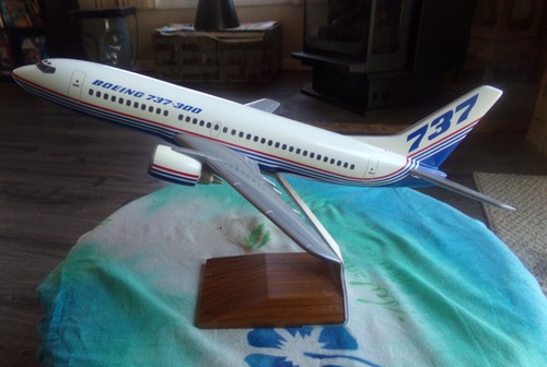PACMIN 737-300 PASSENGER JET DESK MODEL ON WOOD STAND EX COND.