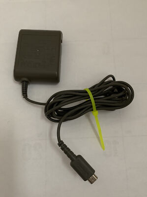 任天堂DSLite、USG-001、アダプターUSG-002動作品の出品です。 Nintendo DS Lite USG-002 Genuine Authentic OEM AC Charger