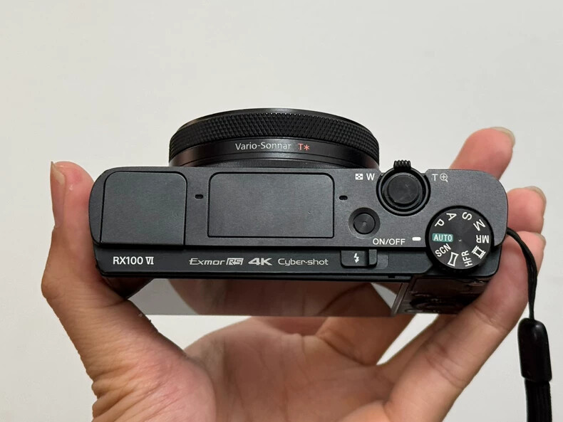 SONY Cyber-shot RX100VI DSC-RX100M6 20.1 MP Digital Camera 8x