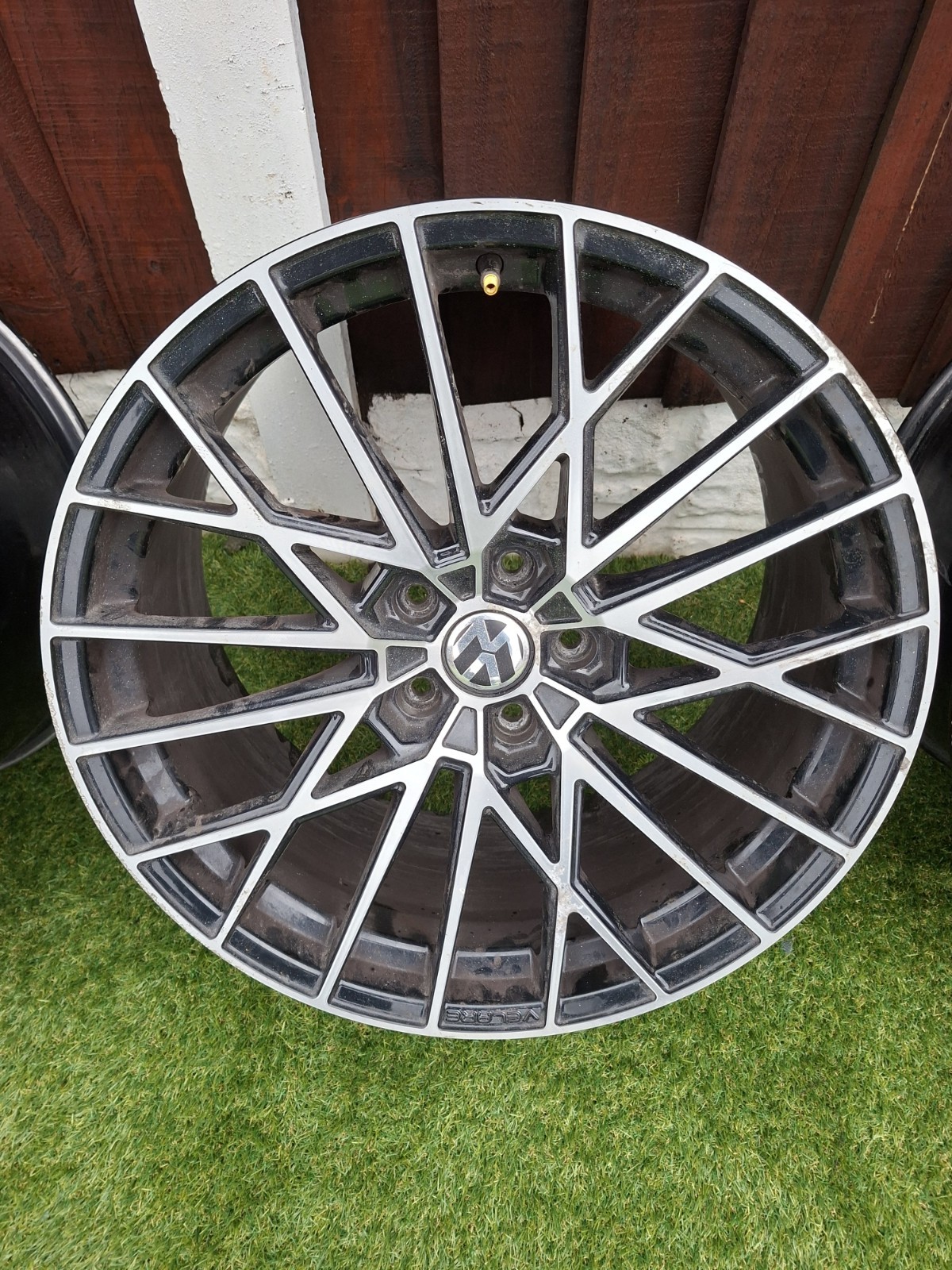 VW Transporter Velar VLR07 20inch Alloy Wheels - Image 4