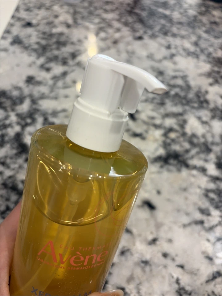 Aceite limpiador reponedor de lípidos Avene XeraCalm A.D 13,5 oz exp. 9-2027 Foto 3 de 3