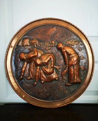 Ancienne Assiette En Cuivre Décorative Paysans Semeur Diam. 38,5 Cm / 0,9 Kg - Photo 1/3