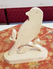 Vogel auf Zweig aus Holz