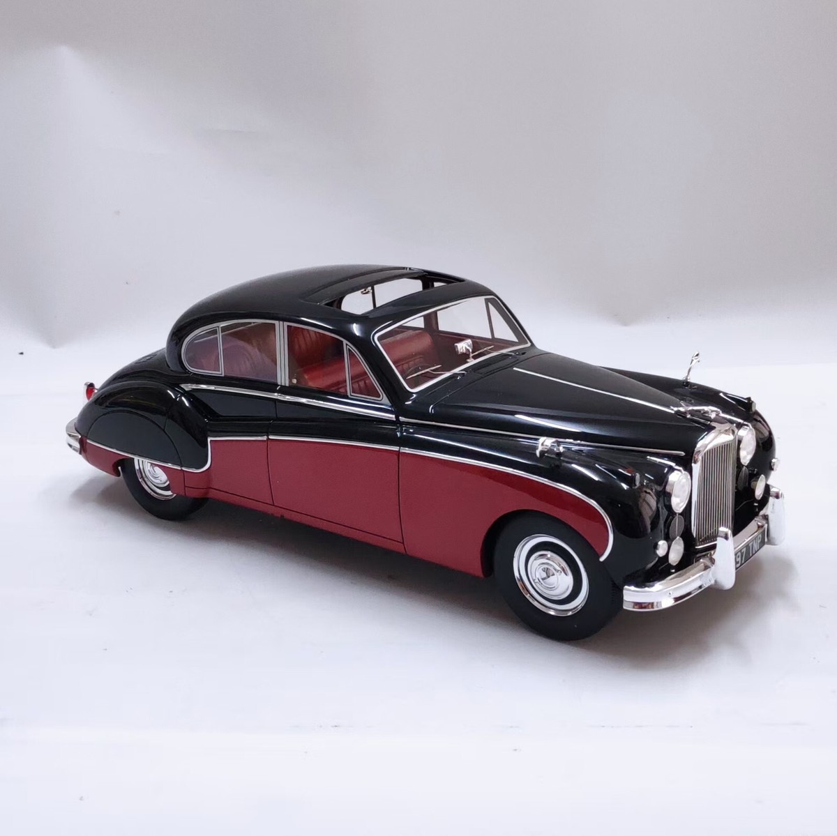 BOS models 1/18 Jaguar MK VIII 1957 Black/Dark Red Best of Show