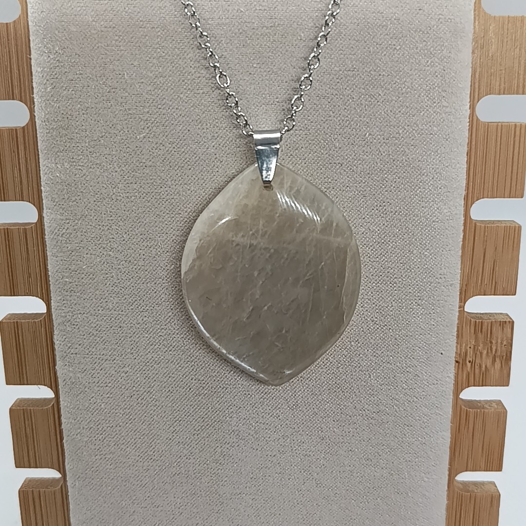 Pendentif en pierre de lune beige véritable taillée en forme de feuille
