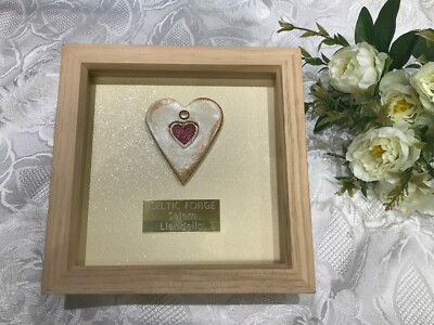 PERSONALISIERTE GRAVUR PLAKETTE MIT HERZ IN HOLZOPTIK OFFENER BOX RAHMEN