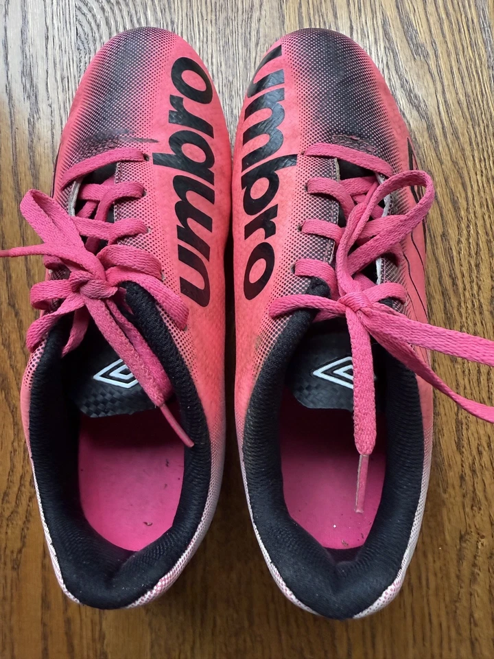 Pink Umbro Girls Arturo Soccer cleats, size 3.5 - Image 2 of 4