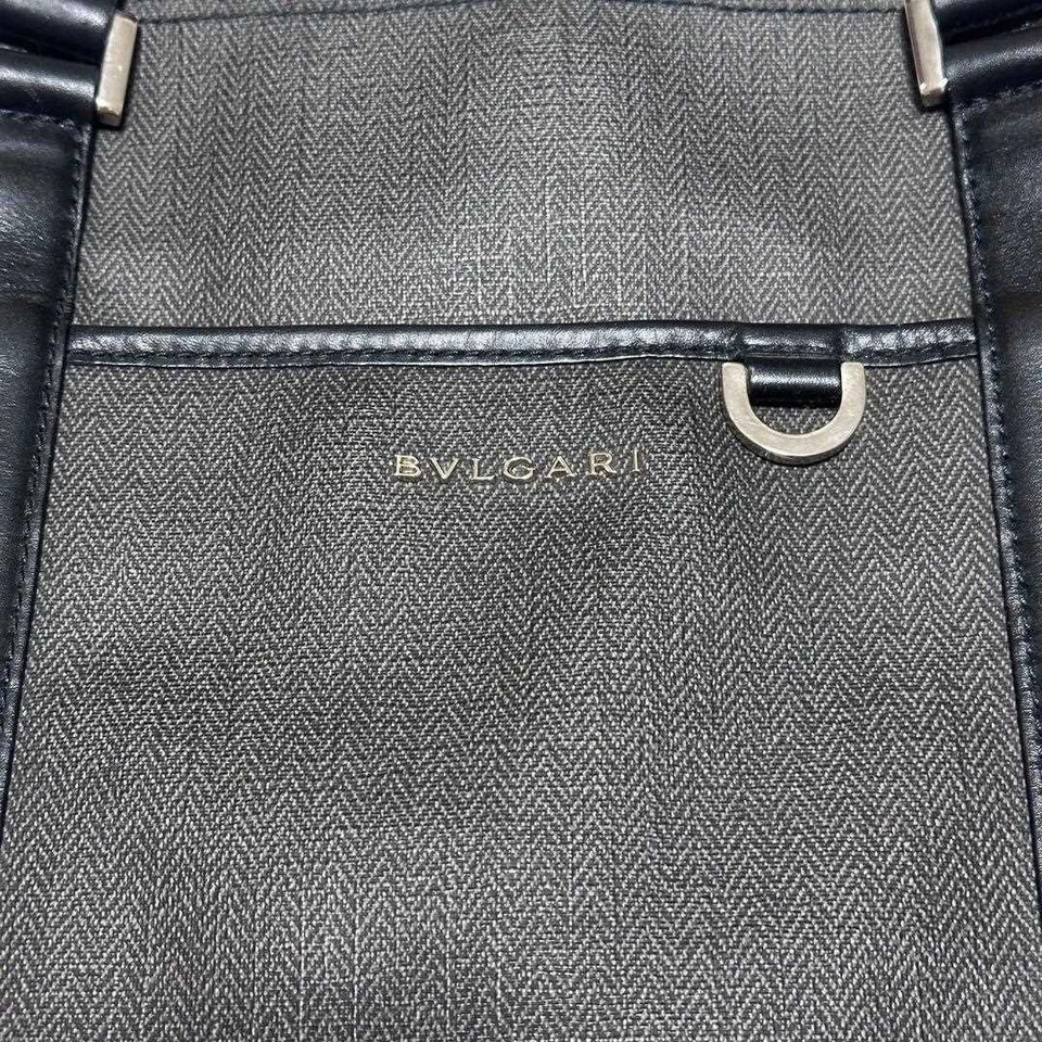 Bolso de Mano BVLGARI Mediano Logo Cuero Espiga Gris Negro Para Hombre USADO DE JAPÓN Foto 3 de 4