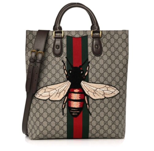 Để sở hữu chiếc túi Gucci Tote ấn tượng nhất, bạn cần phải xem hình ảnh sản phẩm này! Với hoa văn GG Supreme Monogram, kết hợp cùng mảng màu Web Animalier và hình con ong Bee đặc trưng của Gucci, chiếc túi này chắc chắn sẽ là món phụ kiện hoàn hảo cho mỗi bộ trang phục của bạn.