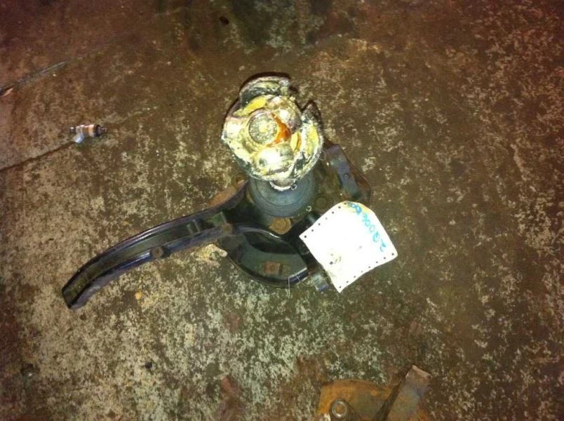 Левый передний шпиндель/кулак 95–96 Dodge Avenger для водителя без ABS - Изображение 2 из 4