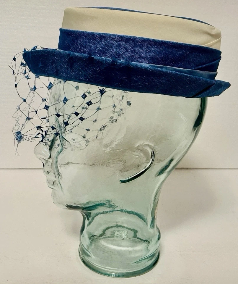 VTG Ladies Pork Pie Woven Blue And White Hat With Tulle Netting Veil Size 6 1/2 - Image 3 of 4
