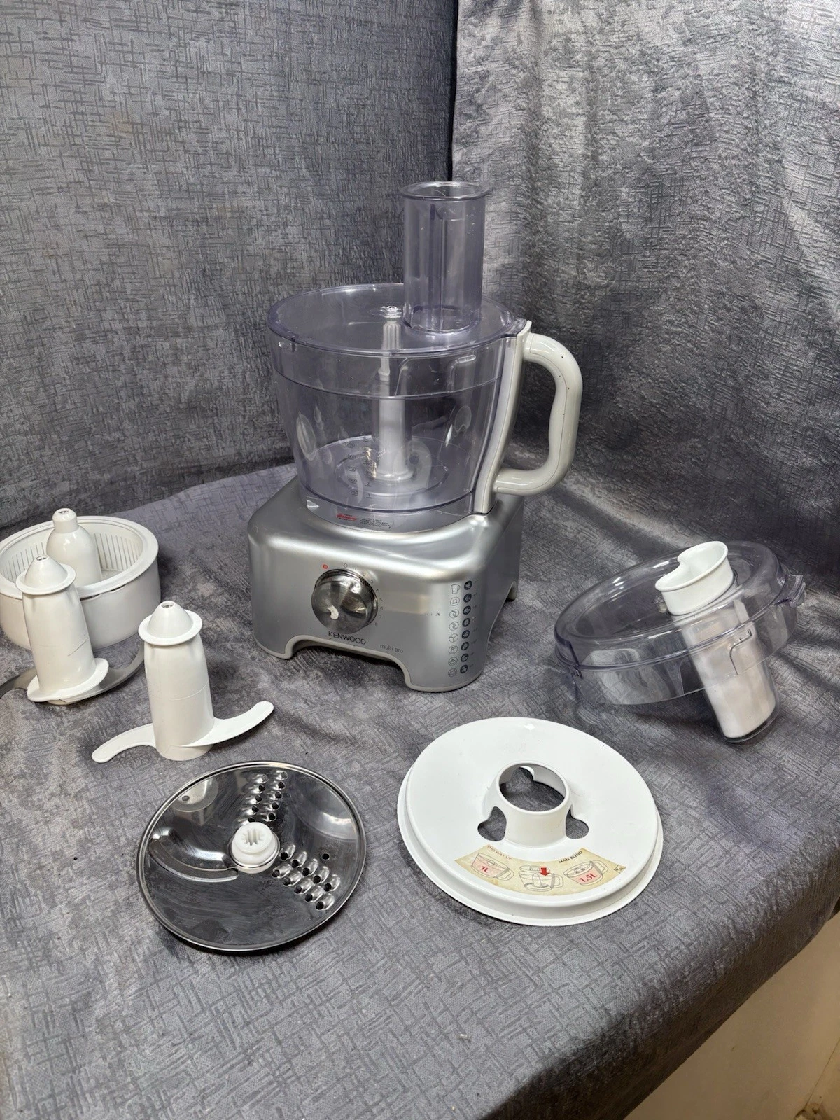 Kenwood FP730 Series 900w Food Processor And Attachments **MISSING STOPPER**
Opens in a new window o
