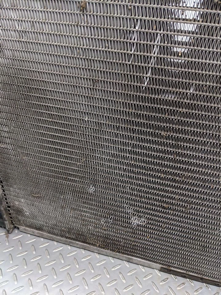 Radiador 8-350 con enfriador de aceite de motor compatible con 94-96 Fleetwood 1144061 Foto 3 de 4