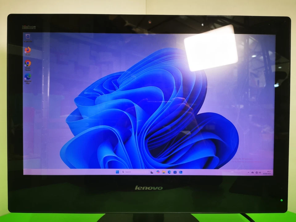 ThinkCentre AIO E93z 21" i3 AIO , 4GB RAM, 1TB HDD - Windows 11 - MINOR DEFECTS - Image 2 of 4