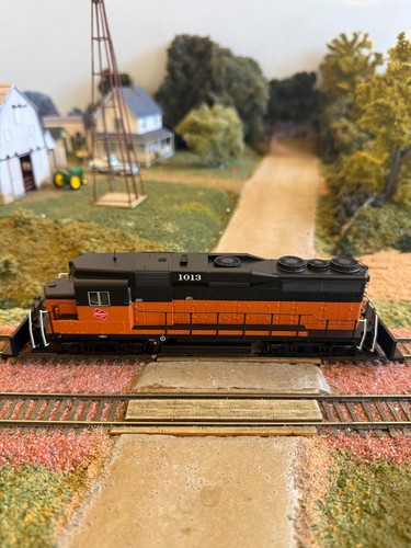 HO Walthers P2K 920-48855 GP30 Milwaukee Road # 1013 con decodificador NCE. TRO, IOB. | Zustand: New: Other (See Details)