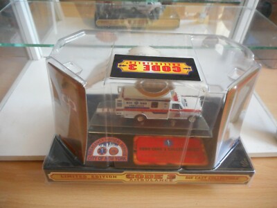 Code 3 2000 Ambulance Ford F-350 New York City in weiß auf 1:64 in Box