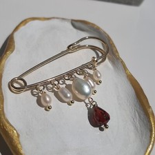 broche en pierre précieuse grenat perles de culture baroques plaqué or jaune