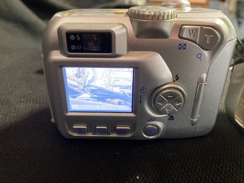 (2) Nikon COOLPIX L11 2100 6MP Digital Cameras w/1 Memory Card & (2) Cables - Picture 10 of 21