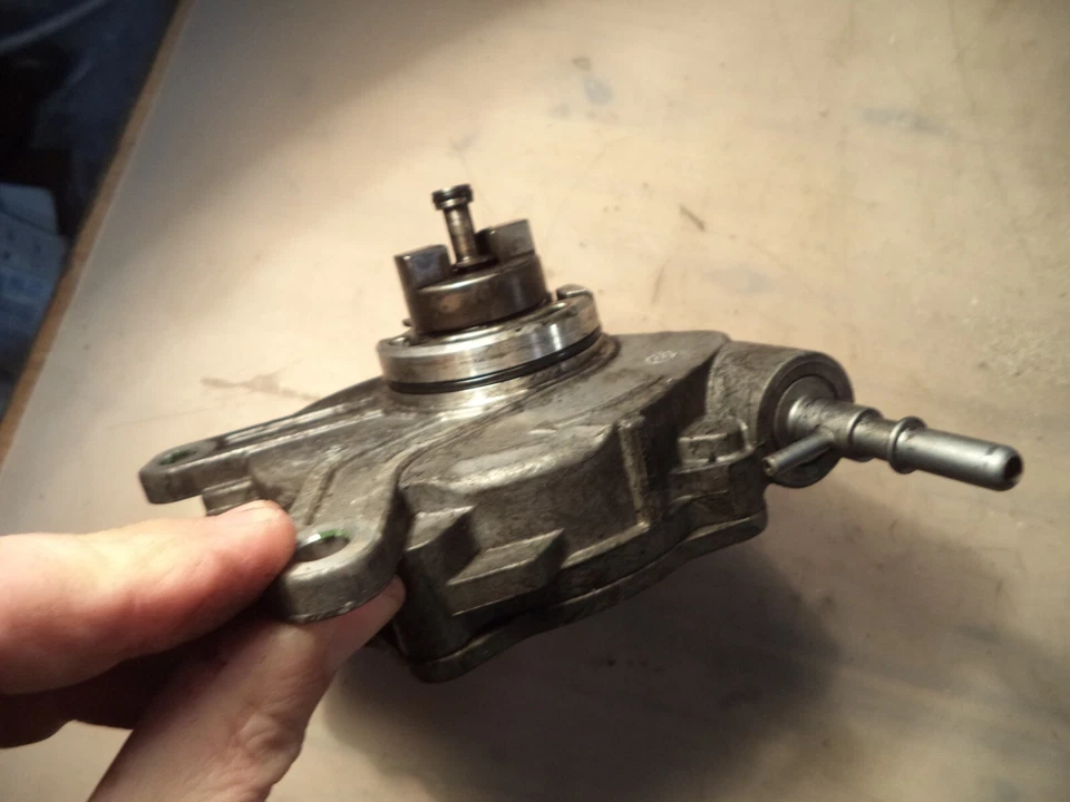 Vacuum Pump Toyota Avensis T25 VAPEC 19S LUK 12110584 C315D - Image 2 of 3