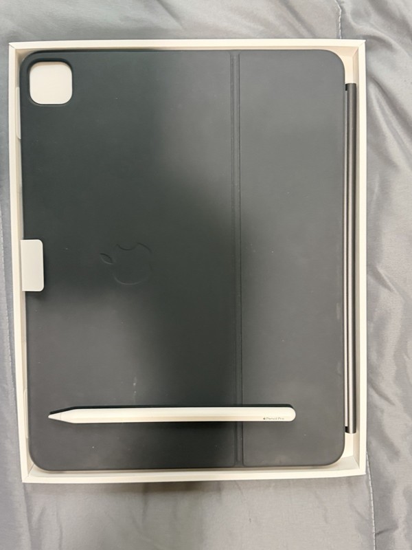 Apple iPad Magic Keyboard for iPad Pro 13in Black Magnetic A2974. also comes wit