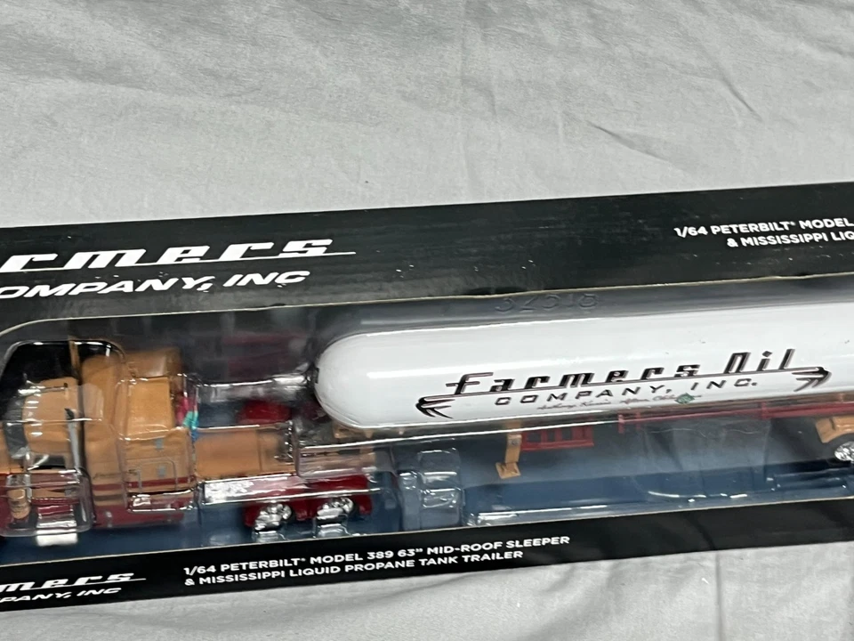 Farmers Oil Co. Peterbilt 389 Mid Roof Propane Tanker DCP 1:64 68-0985 27/300 - Image 4 of 4