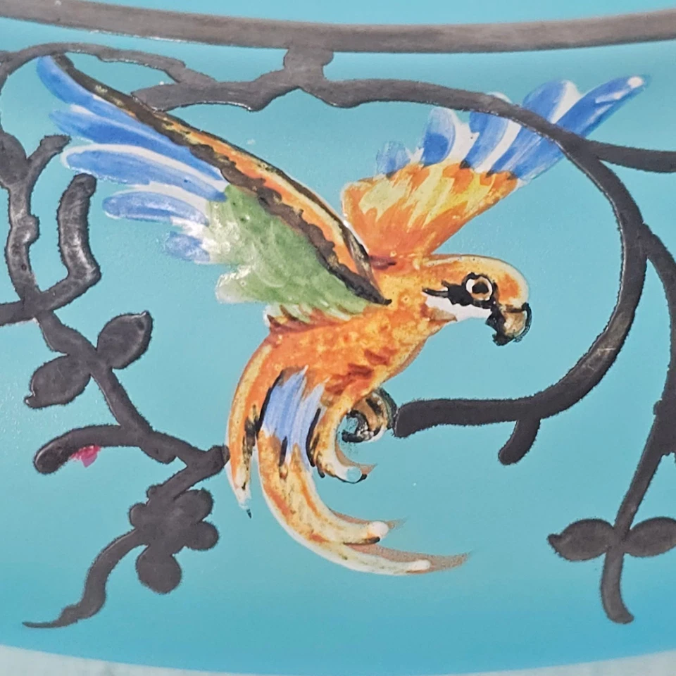 "Cuenco de vidrio satinado azul Art Nouveau 7,5"" superposición plateada loro pintado a mano década de 1910" Foto 2 de 4