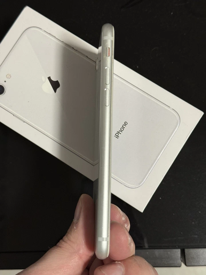 Apple iPhone 8 - 64GB - Argento (Bianco) con scatola - Immagine 4 di 4