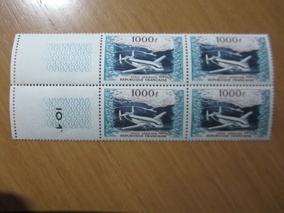 TIMBRES POSTE AERIENNE N° 33 BLOC 4 + BDF - PROVENCE - NEUFS SANS CHARNIERE - Photo 1/1