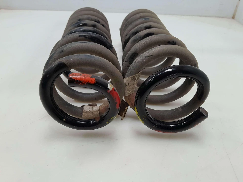 Juego de dos muelles helicoidales de suspensión trasera Cadillac ATS 2014-2018 OEM 23498314 Foto 2 de 3