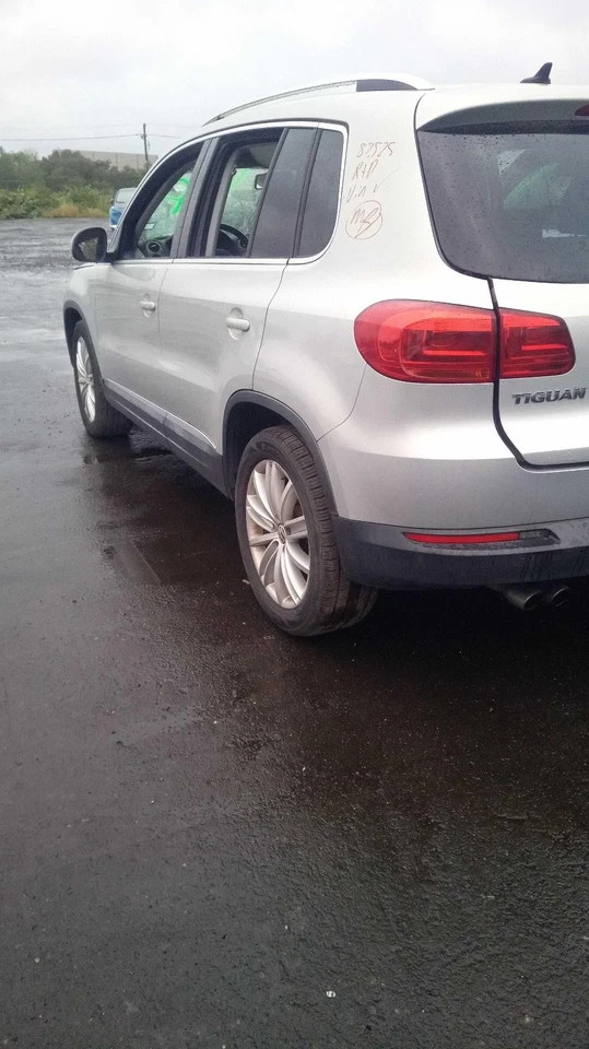 Volkswagen Tiguan 2015 puerta trasera izquierda plateada buen estado SUV de 4 puertas Foto 4 de 4