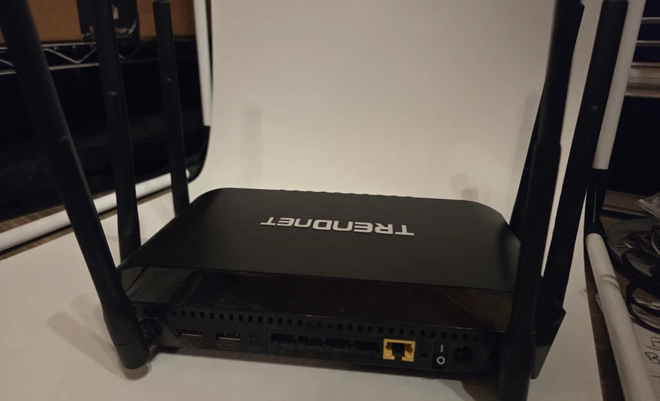 TRENDnet TEW828DRU StreamBoost Gigabit Ethernet Wireless Router - Image 2 of 4