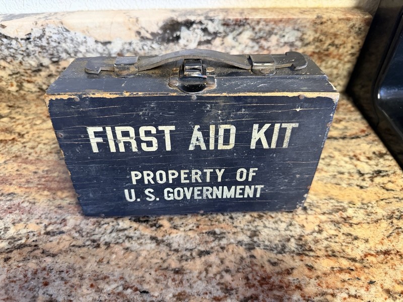 FIRST AID KIT PROPERTY OF U.S. GOVERNMENT M-S-A TYPE D RARE IN WOOD BOX