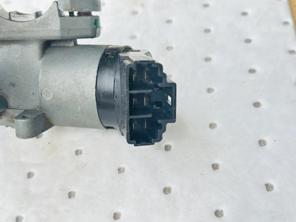 2004-2008 CHEVROLET AVEO IGNITION SWITCH LOCK CYLINDER W/KEY OEM - Image 4 of 4