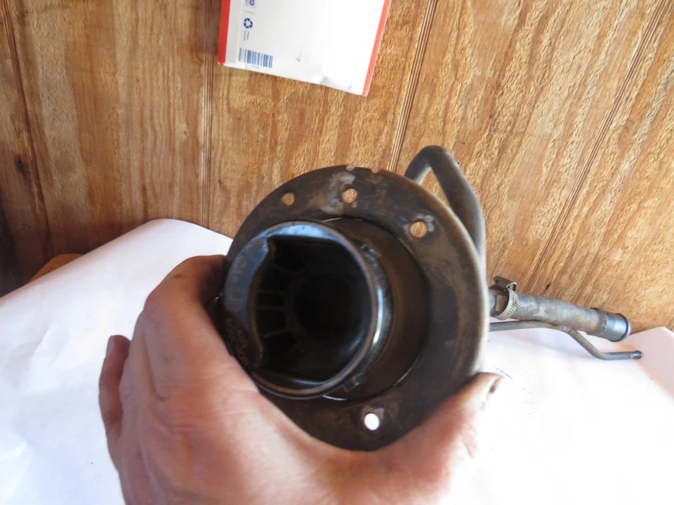 2013 FORD F150 FRONT Fuel Filler Neck Assembly Filler Pipe - Image 4 of 4