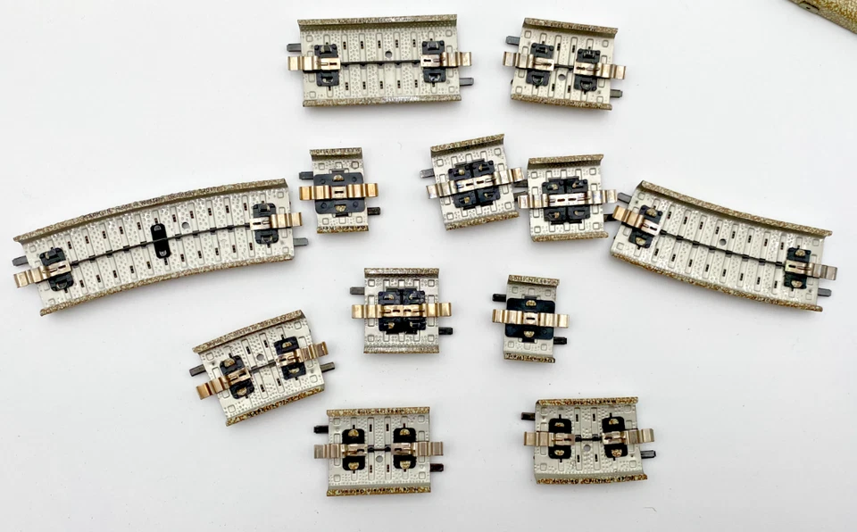 (66) MARKLIN TRAIN TRACKS CURVED 5100, 5200 & 5120, STRAIGHT 5106, SWITCHES, ETC - Image 3 of 4
