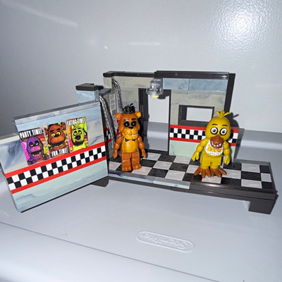 Five Nights at Freddy's Mcfarlane East Hall Full set w/ minifigs missing wall