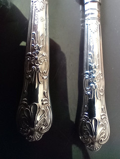 Harrison Bros Sheffield 2 Solid silver handle King's pattern tableware pieces.