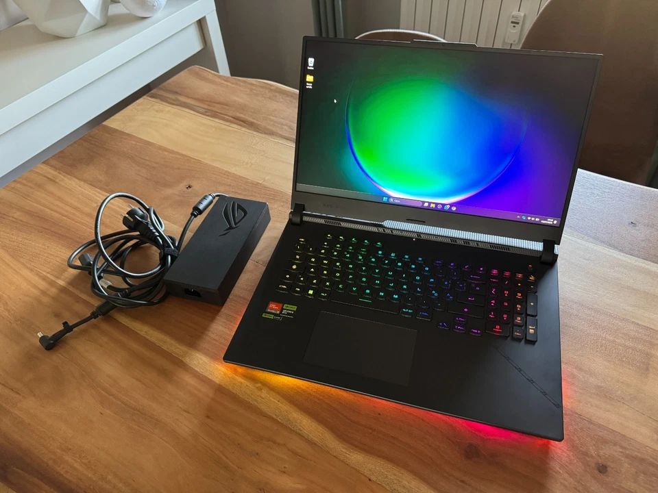 ASUS ROG Strix Scar 17.3" (1TB SSD, 32GB RAM, AMD Ryzen 9 7945HX, RTX 4080) - Immagine 3 di 4