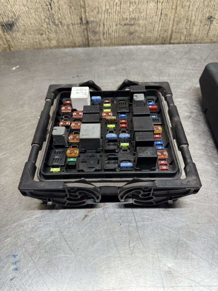 Chevrolet SS 2014-2017 sedán 6,2 L motor V8 bahía caja de fusibles debajo del capó OEM Foto 3 de 4