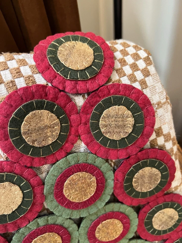 Alfombra/estera estilo primitivo Penny, colores navideños, lana, hecha a mano Foto 4 de 4