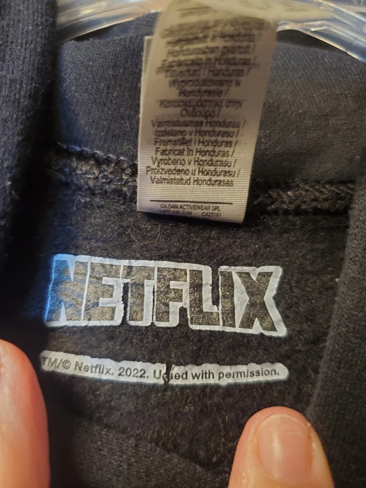 Sudadera con Capucha Stranger Things Juvenil Talla Mediana Negra Al Reverso Serie Netflix Foto 4 de 4