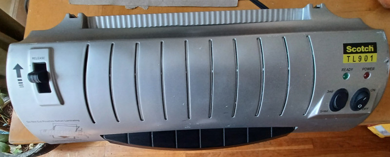 Scotch Thermal Laminator - 2 Heat Settings TL901.  Read Descrip