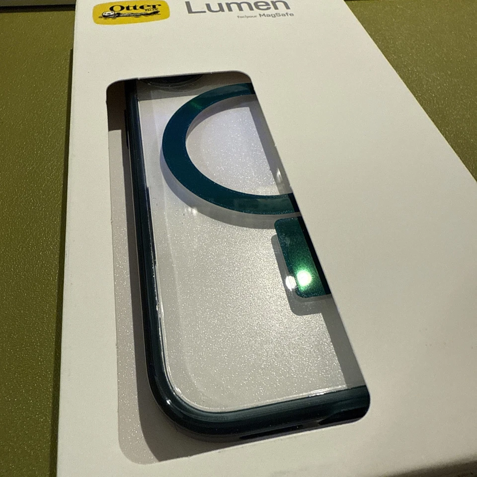Funda delgada OtterBox Lumen MagSafe - Verde/Transparente - iPhone 16 Pro Max Foto 2 de 3