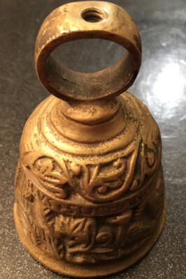 Vintage schwere Messingglocke ''St Marcvs + St Hevs + Suchannes'' um Glocke geschrieben