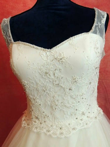 SALE ! Beautiful White Rose wedding dress size 14 RRP £1200 - Picture 4 of 11